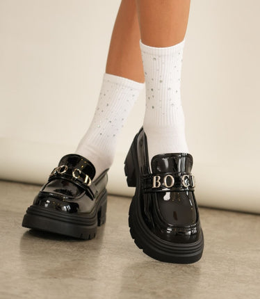 Mocasines negros de charol con letras plateadas