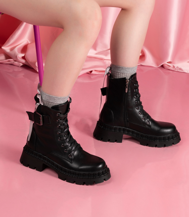 Botín negro cordones y hebilla