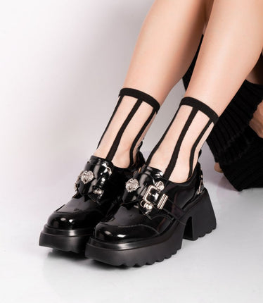 Zapatos negros de charol con plataforma y herraje plateado