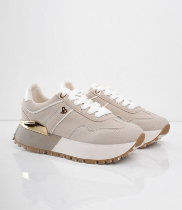 Tenis arena con plataforma y detalles dorados