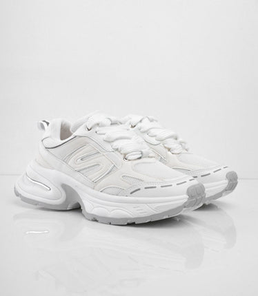 Tenis blancos con suela gris y diseños laterales