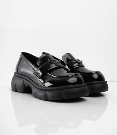 Mocasines negros brillantes con letras