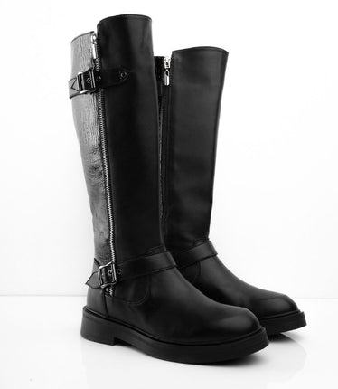 Bota larga negra cremallera y correas