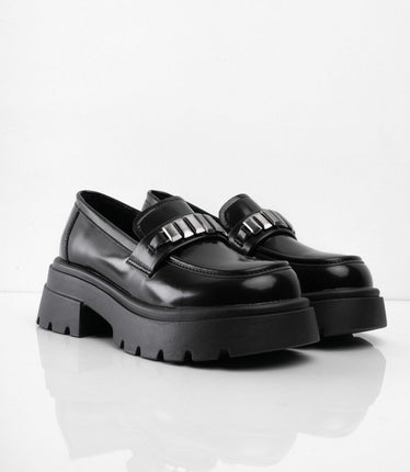 Mocasines negros brillantes con apliques plateados