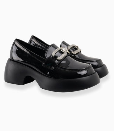 Mocasines de charol negros con hebilla plateada