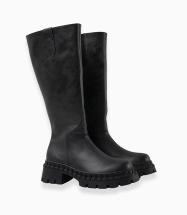 Bota larga negra y suela chunky