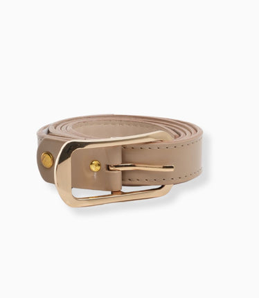Cinturón beige con hebilla dorada rectangular