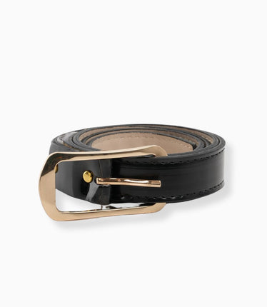 Cinturón negro con hebilla dorada rectangular