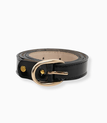 Cinturón negro con acabado brillante y hebilla ovalada dorada