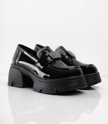 Mocasines negros brillantes con hebilla