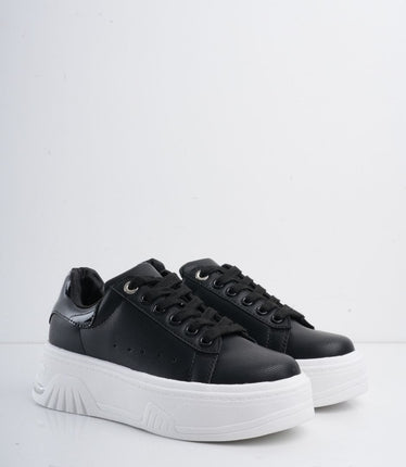 Tenis negros con suela blanca y plataforma
