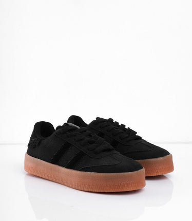 Tenis negros con detalle de encaje