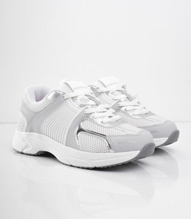 Tenis blancos con puntera gris y detalles plata