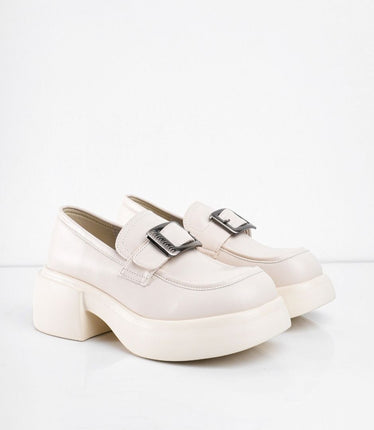 Mocasines crema con correa plata