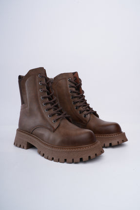 Botines almendra estilo militar