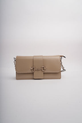 Bolso pequeño beige con cadena