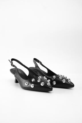 Tacón negro bajo taches