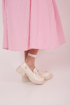 Mocasines de charol crema con apliques de mariposa