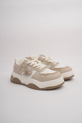 Tenis blancos x corazón café