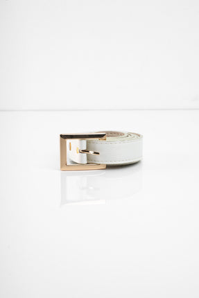 Cinturón perla con textura brillante y hebilla dorada