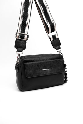 Bolso mediano negro con correa