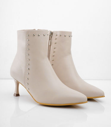 Botín tacón puntilla beige y taches