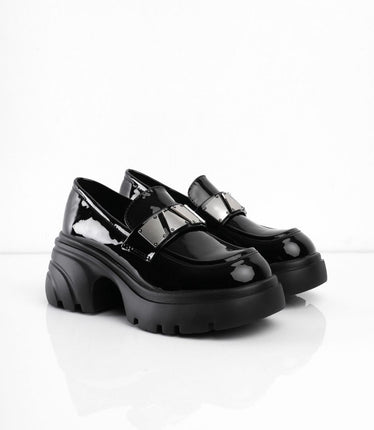 Mocasines negros con hebilla plateada