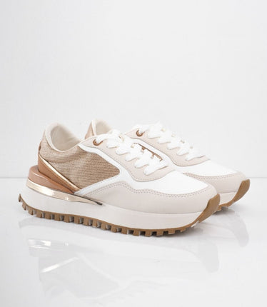 Tenis beige con camel y detalles dorados