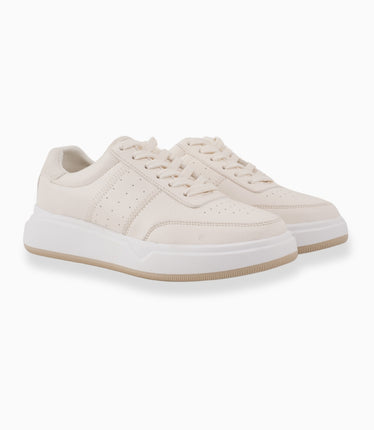 tenis beige con detalles perforados