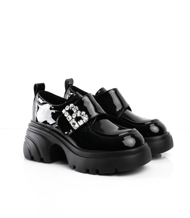 Zapatos negros de charol con herraje de diamantes