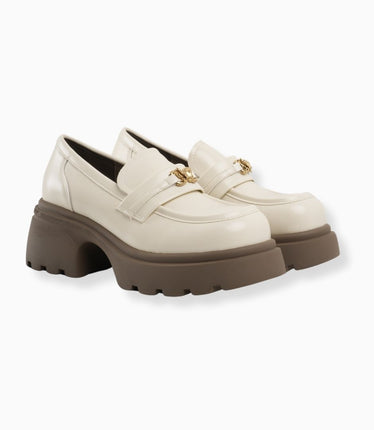 Mocasines crema con hebilla y suela café