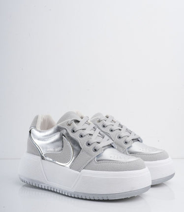 Tenis plateados con plataforma