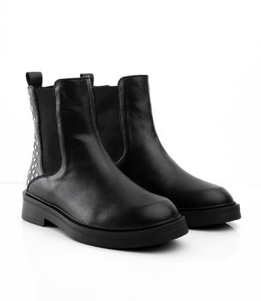 Botín básico negro y taches