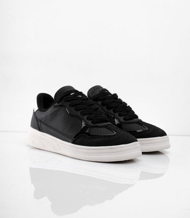 Tenis negros con puntera en gamuza