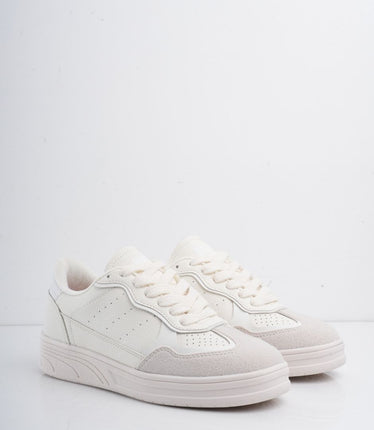 Tenis blancos con puntera gris en gamuza