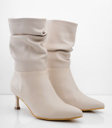 Botín tacón caña media beige y arruga