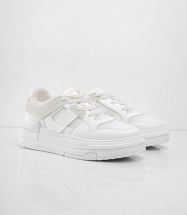 Tenis blancos con accesorios y apliques