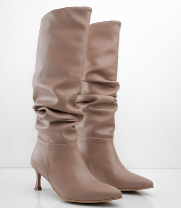 Bota alta corrugada taupe y tacón puntilla