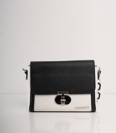 Bolso blanco y negro con herraje y cadena