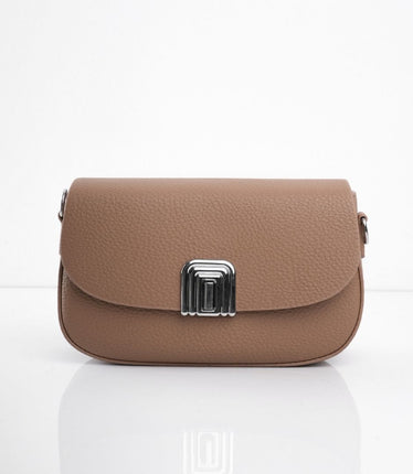 Bolso café con hebilla brillante y correa