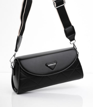 Bolso negro con diseño craquelado y correa