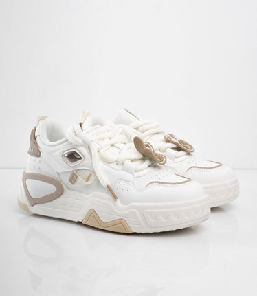 Tenis blancos con accesorios y detalles café