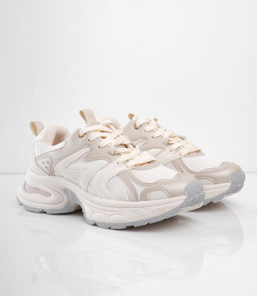 Tenis beige brillantes con laterales blancos