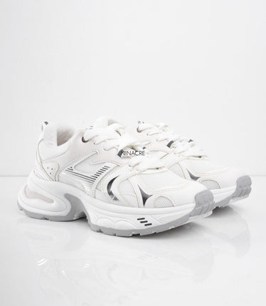 Tenis blancos brillantes con laterales plateadas