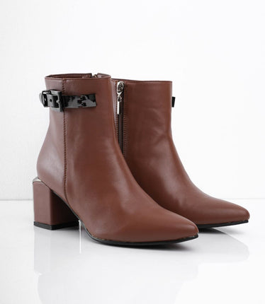 Botín tacón miel y hebilla negra