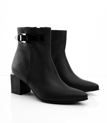 Botín tacón negro y hebilla negra