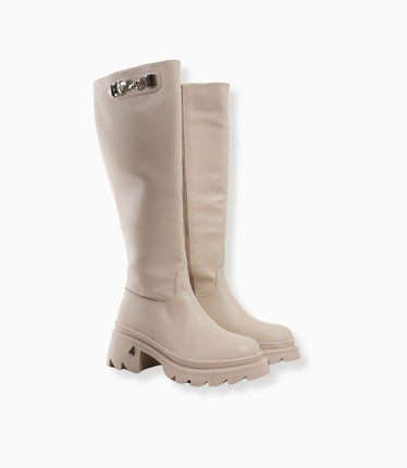 Bota larga crema y hebilla dorada