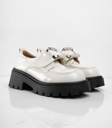 Zapatos crema de charol con herraje y correa plateada