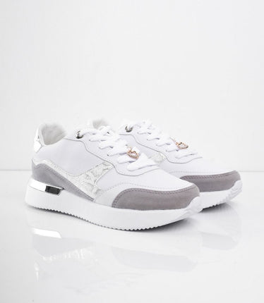 Tenis blancos con print y puntera gris