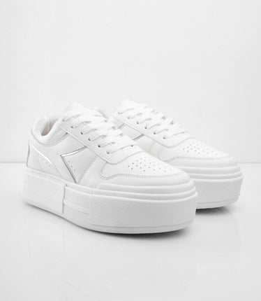 Tenis blancos con plataforma y líneas plateadas